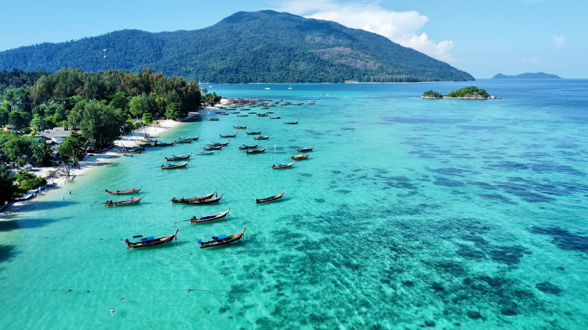 Bucht mit Kalksteinfelsen auf Koh Phi Phi, Thailand