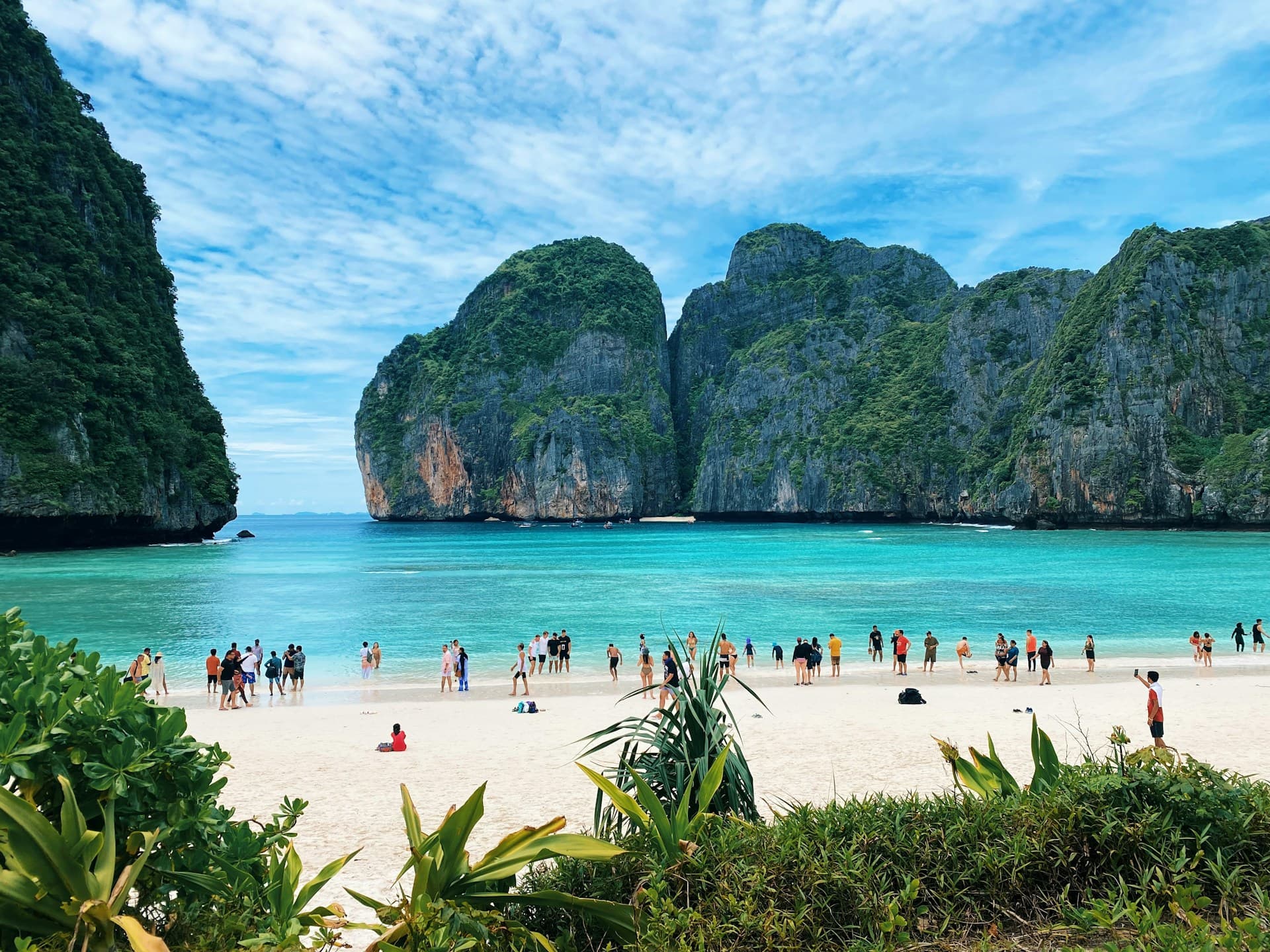 Strand mit Kalksteinfelsen auf Phuket, Thailand