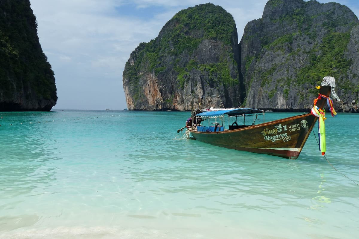 Tropischer Strand in Thailand im Januar