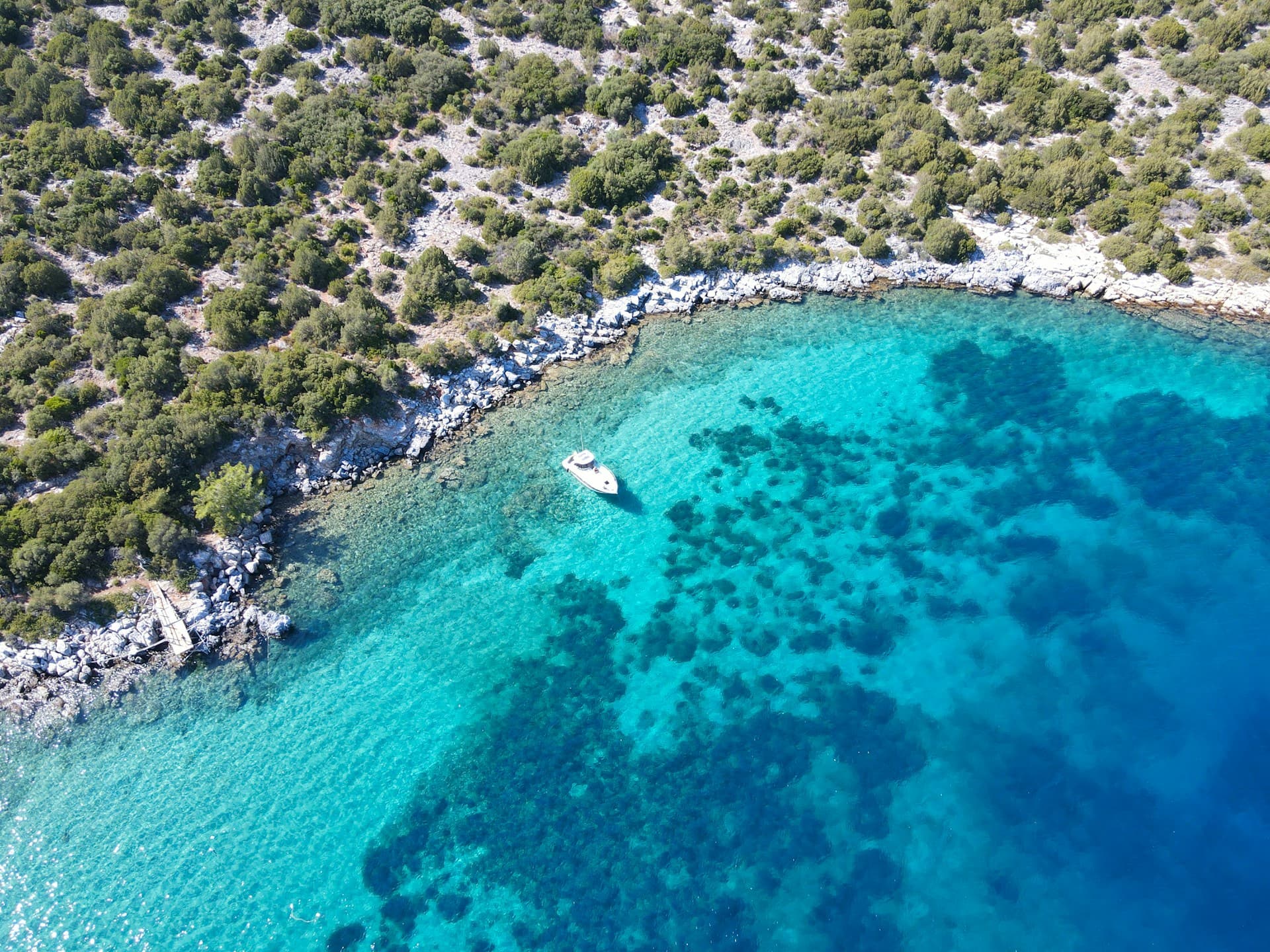 Traumhafte Küste der griechischen Insel Samos mit türkisblauem Wasser