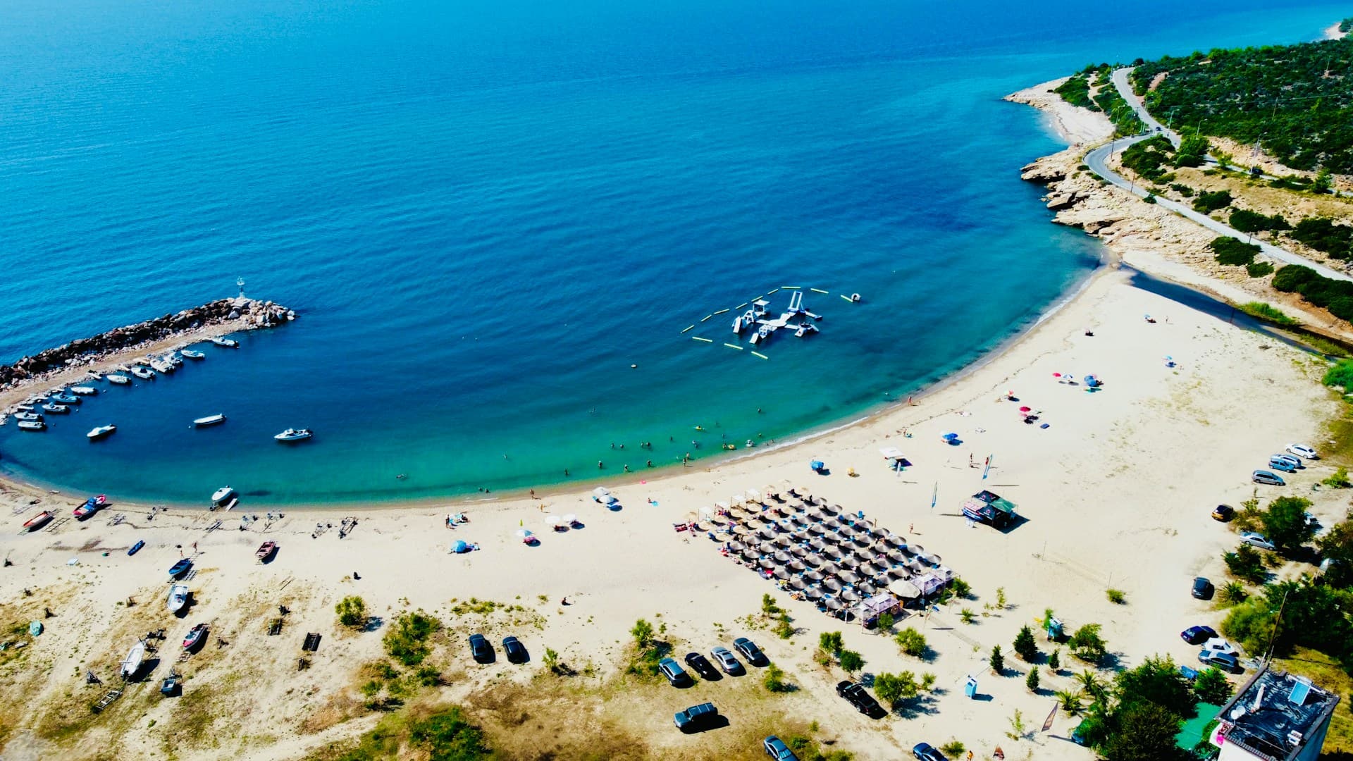 Grüne Wälder und weißer Sandstrand auf der griechischen Insel Thassos